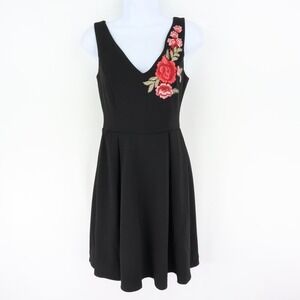 Soprano Dress Womens Size S Black Embroidered Flowers Sleeveless V-Neck‎ NWT $46
